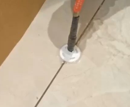 云安瓷砖空鼓维修公司专业解答瓷砖在铺贴过程中，如果没有涂抹均匀到位的粘结材料（如水泥砂浆或瓷砖胶），可能会导致以下问题